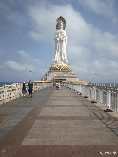 著名歌星张学友将名字刻在海南三亚，比自由女神还高15米
