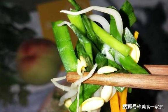 豆芽和韭菜搭配，既营养有美味，不仅清热解毒，还能美容瘦身