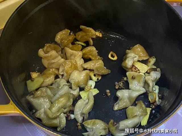 我家隔三差五就来一份肥肠煲，做法简单又下饭！