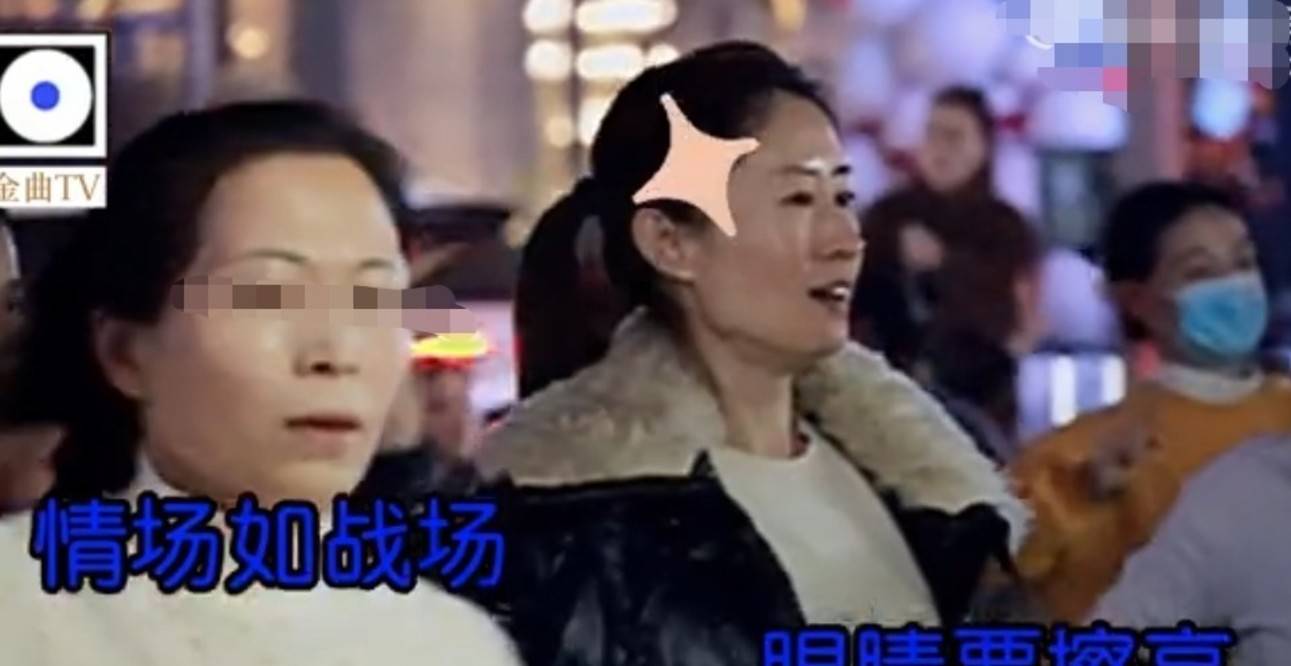 45岁刘敏涛跳广场舞被拍，混在大妈里无人察觉，网友：长相太路