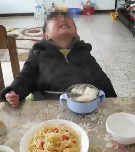 孩子挑食吃辣条或者零食，妈妈的做法让人哭笑不得