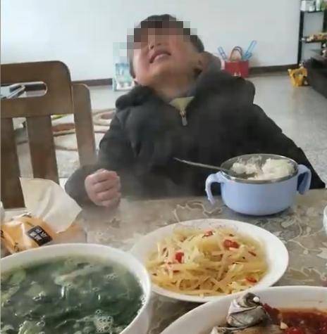 孩子挑食吃辣条或者零食，妈妈的做法让人哭笑不得