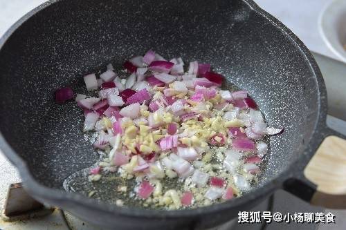 咖喱炖牛腩，咖喱香味浓郁，牛肉酥烂可口，味道更香