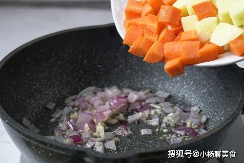 咖喱炖牛腩，咖喱香味浓郁，牛肉酥烂可口，味道更香