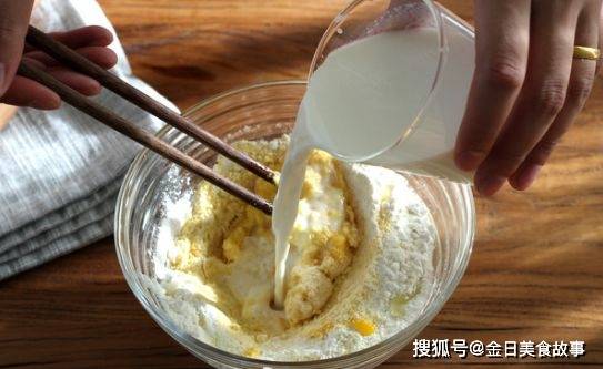 奶香味玉米饼的做法，面糊醒好后再用筷子拌和一下