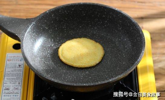 奶香味玉米饼的做法，面糊醒好后再用筷子拌和一下