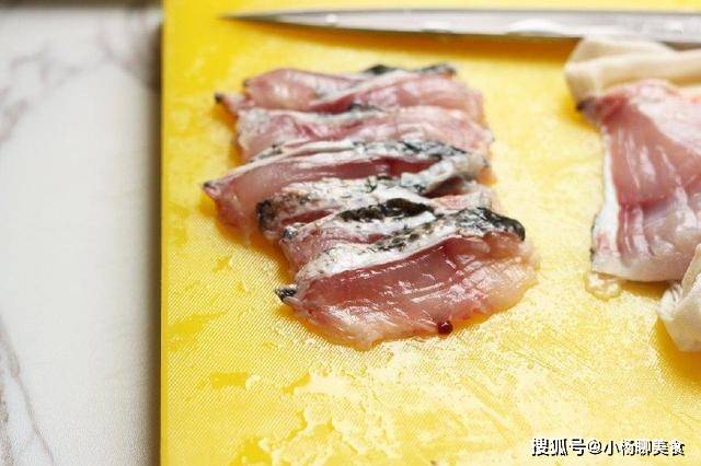 川菜之魂“郫县豆瓣酱”回锅肉的做法，色泽红亮诱人，入口浓香