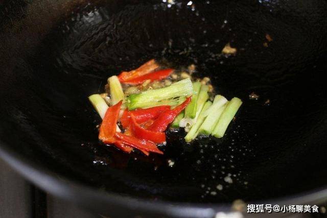 川菜之魂“郫县豆瓣酱”回锅肉的做法，色泽红亮诱人，入口浓香