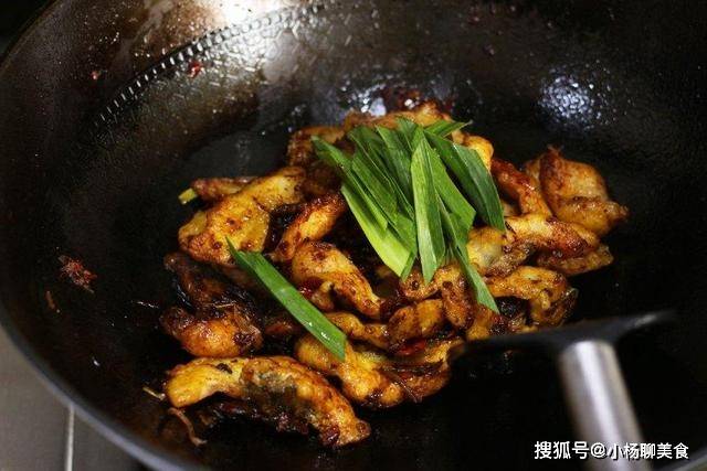 川菜之魂“郫县豆瓣酱”回锅肉的做法，色泽红亮诱人，入口浓香