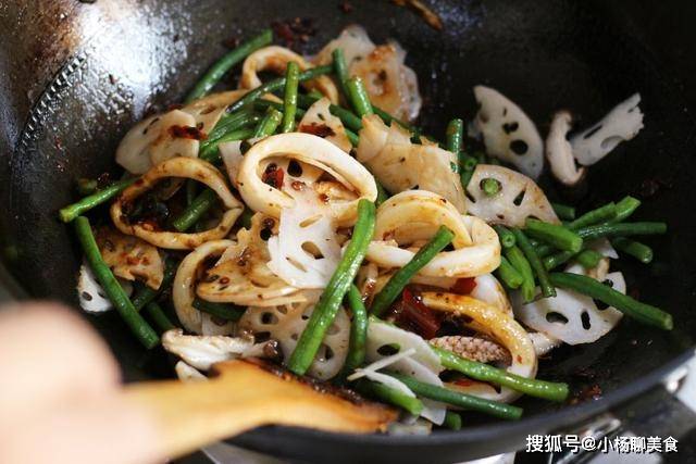 家庭版麻辣鱿鱼香锅的做法，好吃又下饭！