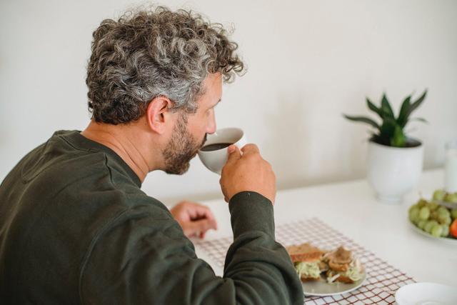 家庭情况特殊的男人，最让他崩溃的一次，说出了自己的辛酸