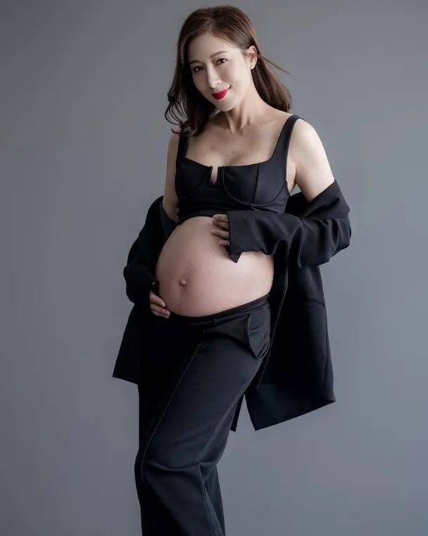 杨茜尧首度公开第二胎孕照！全黑性感套装上阵！被赞最索孕妇？