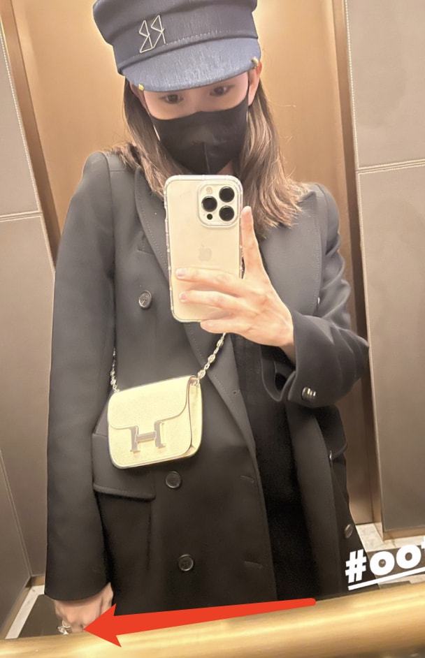 昆凌久违分享半身照并附文“ootd”，并且露出6个月大的孕肚