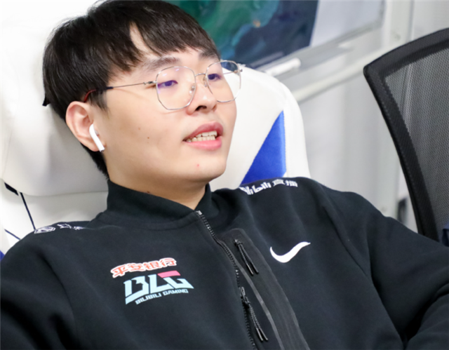 左手兄弟lol还真选对了？knight：我们下路打出了优势