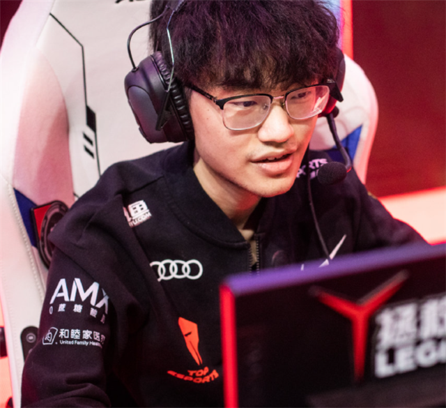 左手兄弟lol还真选对了？knight：我们下路打出了优势