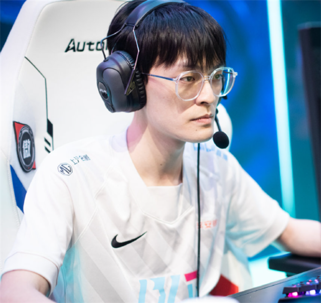 左手兄弟lol还真选对了？knight：我们下路打出了优势