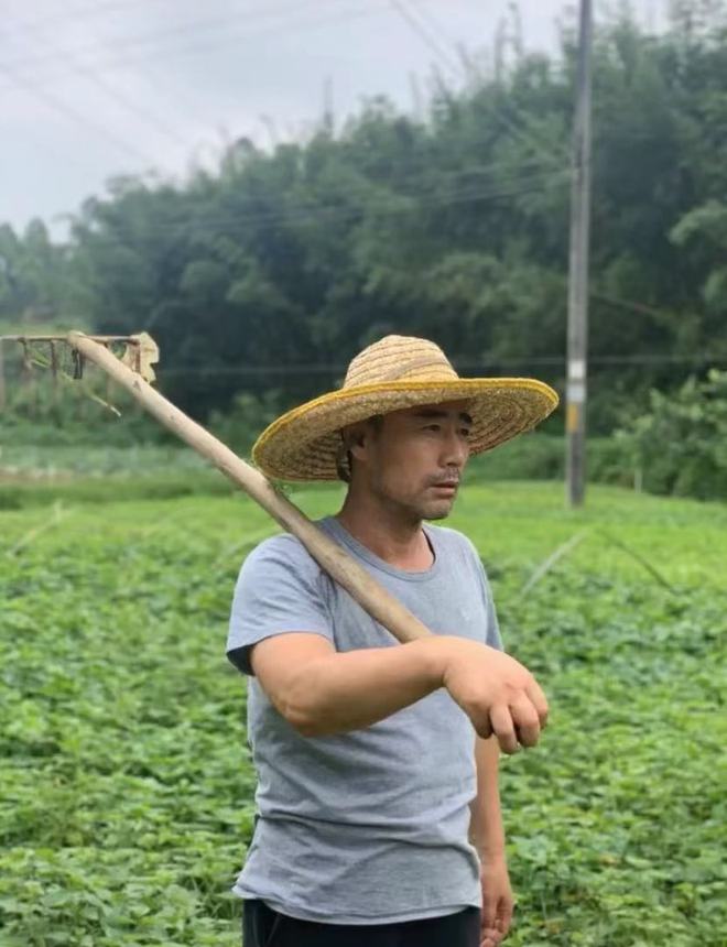 旭日阳刚王旭住工地板房！穿脏上衣伸手赶苍蝇，通铺简陋陈设简单