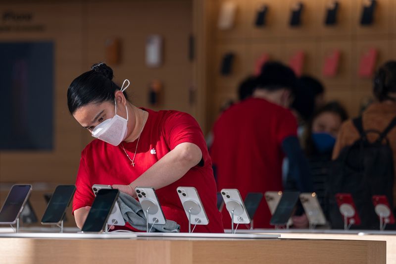 苹果开始全面取消强制口罩令 恢复零售店课程