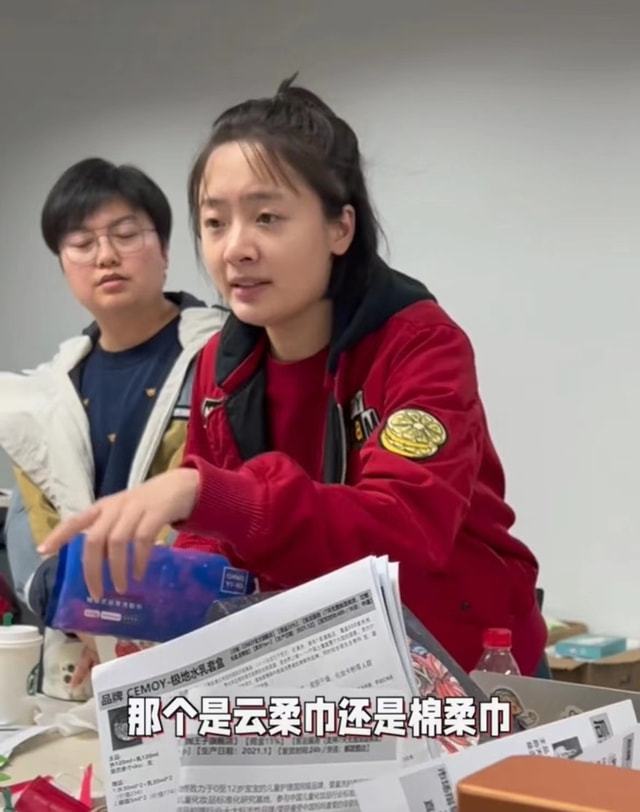 孙铱产子未满两月就工作，面露难色眼眶泛红，素颜出镜被指像大妈