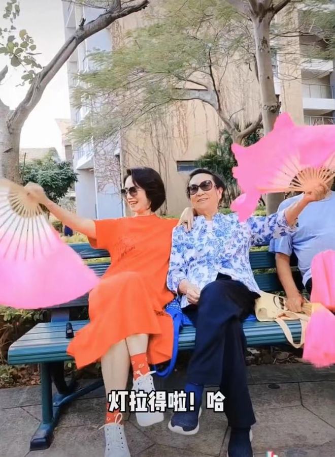 央视主持徐俐退休跳广场舞！打扮朴素优雅，和90岁婆婆似姐妹