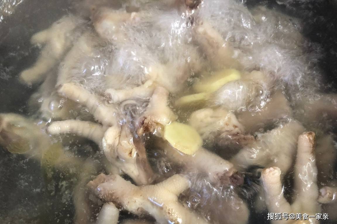 闺蜜做的“网红鸡爪”，30分钟就做好，爽脆可口有嚼劲