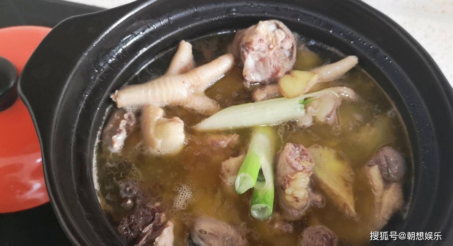 炖鸡汤怎么炖菜好呢？你煮鸡汤之前要煮一下鸡肉吗？