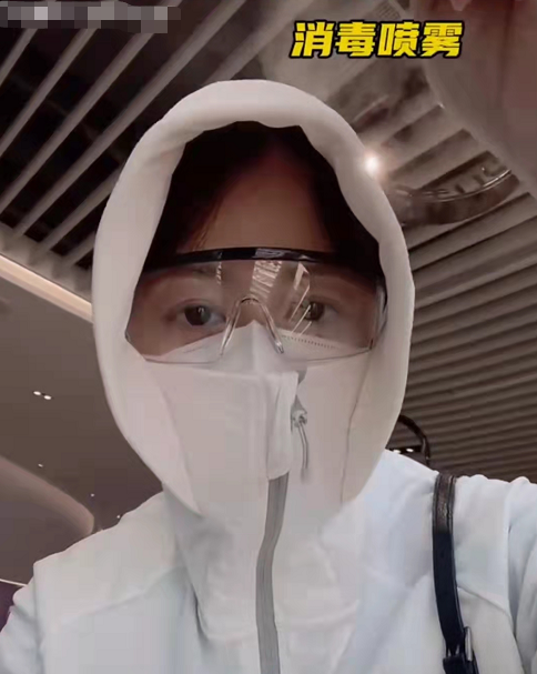 香港疫情现状：女星姚乐怡穿防护服出门，还要戴俩口罩和防护镜