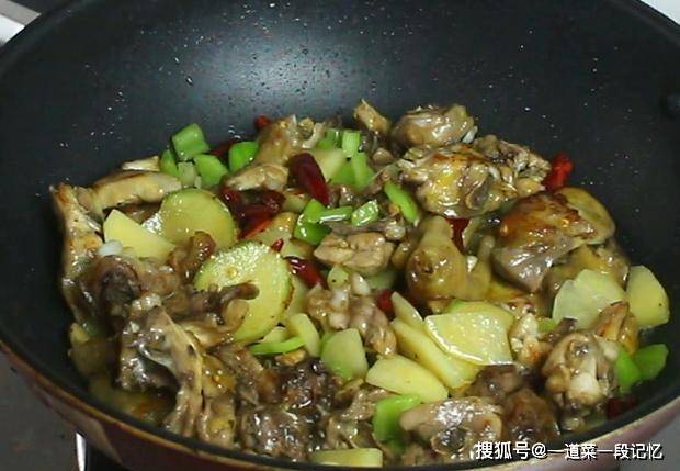 “清淡系”干锅土豆鸡，食材量很足而且不油，重在吃出了新的体验