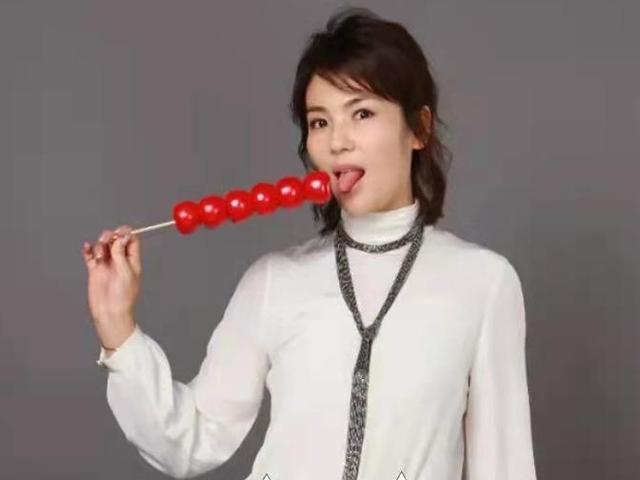 刘涛“吃糖葫芦”引起热议，伸出舌头就是放浪？