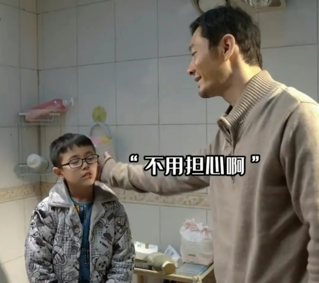 黄晓明拍摄现场遭男孩泼水，事后鼓励男孩做得好，晓明哥性格真好