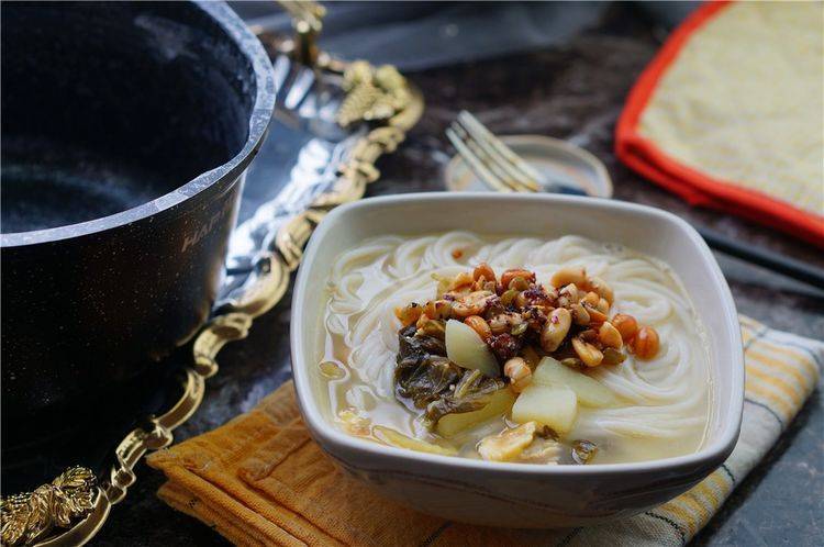 汤面和米粉是一种“高级”食品，烹饪的智慧，你可以自己吃