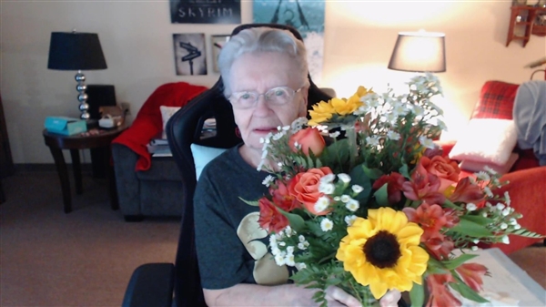 老奶奶分享视频：b社送她一大束鲜花