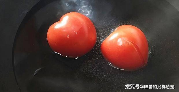 西红柿鸡蛋和它一起煮，营养丰富口感和色泽让人欲罢不能