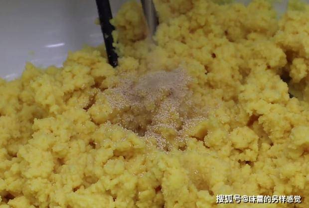 大神用火锅底料炒出的玉米面包子，鲜香爽辣，做法简单