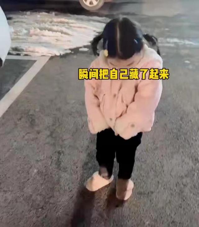 小女孩失落的躲进妈妈怀里，妈妈的举动让人感动