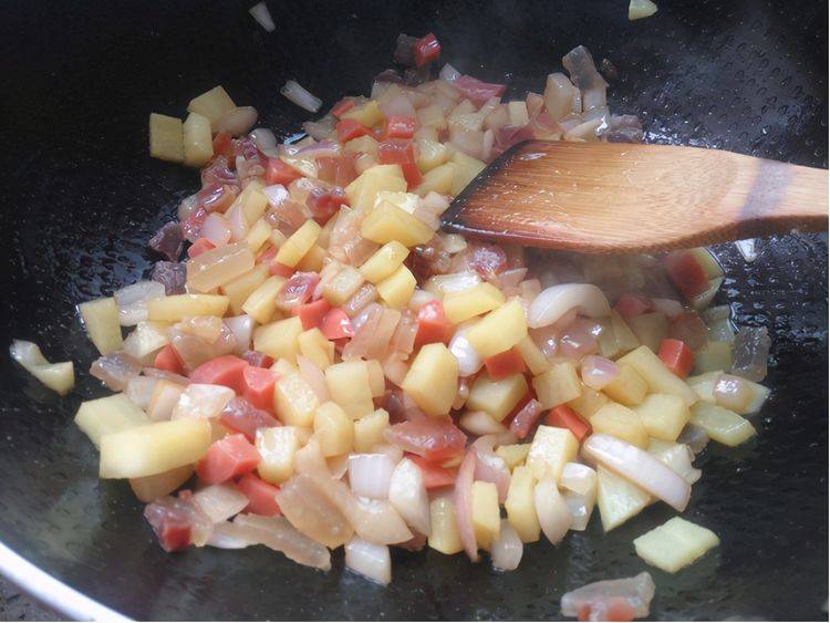 腊肉饭不如自己做，多做一些饭，全家人都能尝下自己的厨艺