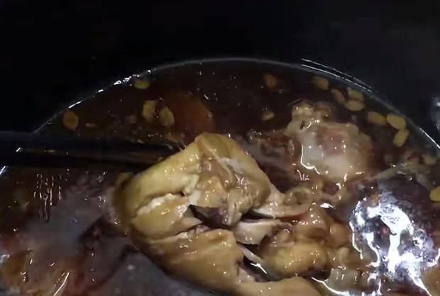 鸡腿软烂脱骨，用筷子轻轻一夹，鸡肉鲜香味美，大人小孩都爱吃