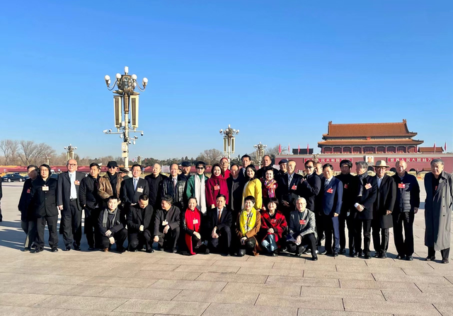 众戏骨坐大巴出席会议，张凯丽换数套装扮，成龙获女性簇拥精神足