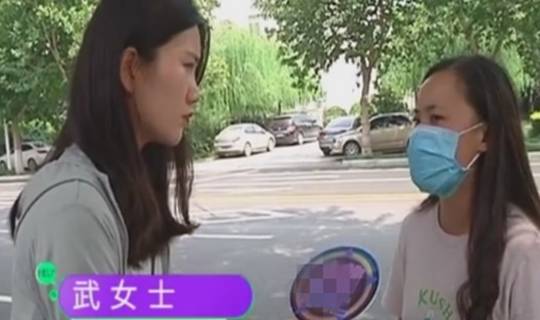 男子健身房看着手机，突然出现在女浴室，女子大声叫出来