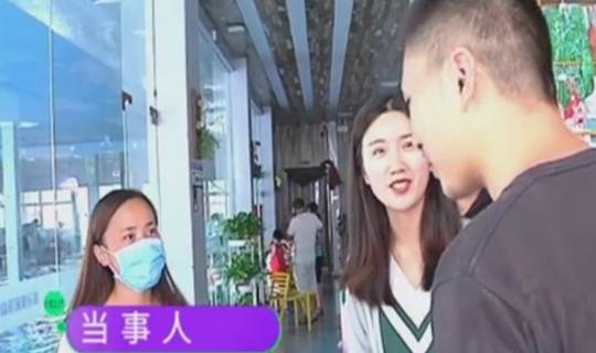 男子健身房看着手机，突然出现在女浴室，女子大声叫出来