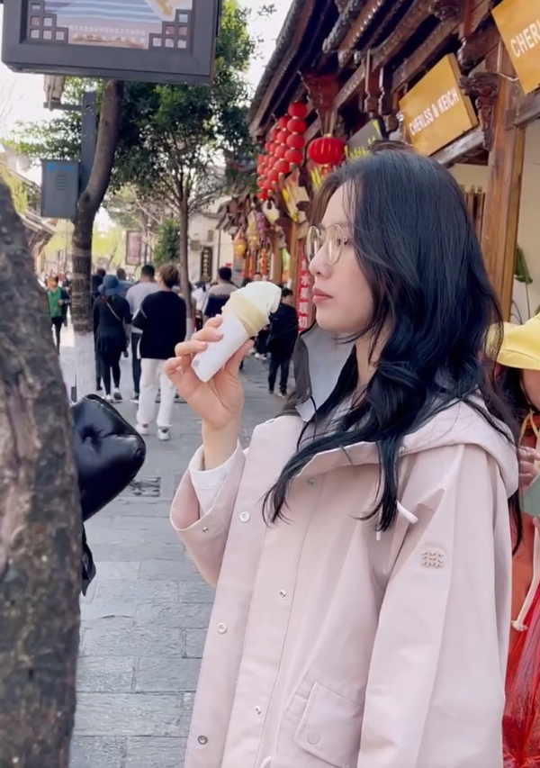 刘诗诗晒大理游玩vlog庆生 街边吃冰淇淋喂鸭子悠然自得