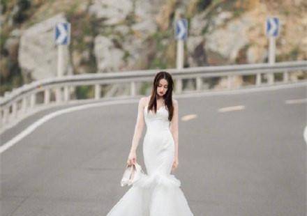 幸福触手可及：迪丽热巴白色婚纱造型，梦中女神一出场就俘获人心