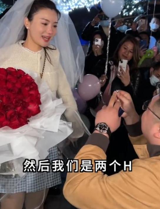 双喜临门？网红“猴哥”求婚现场曝光，女生穿平底鞋被质疑怀孕