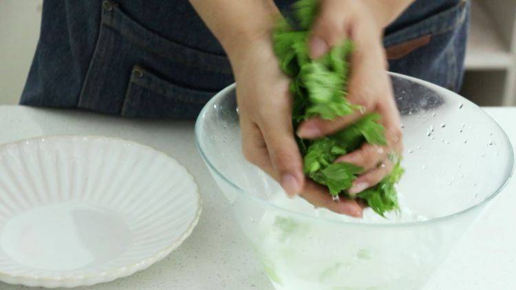 它是对眼睛特别好的食材，隔几天吃一次，眼睛明亮许多