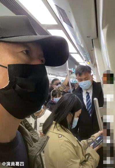 58岁戏骨乘北京地铁上班，人太多被挤到快贴门