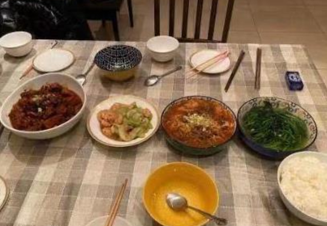 陈坤的儿子晒厨艺，餐桌上四副碗筷引起热议，网友：亲妈回来了？