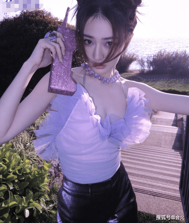 徐璐晒辣妹写真，粉紫色吊带搭配紧身裤俏皮中带着一点性感