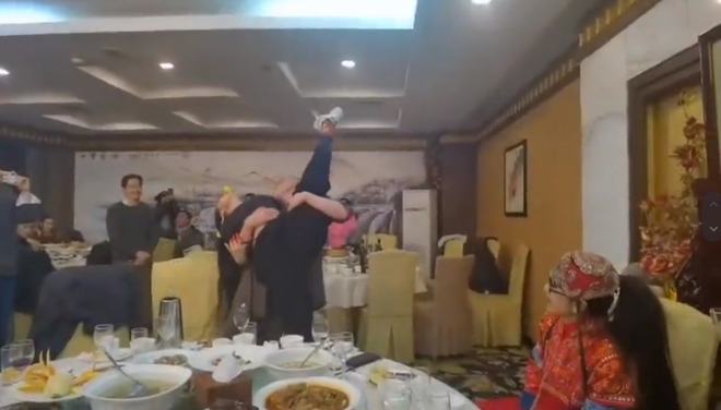 62岁杨丽萍饭局上斗舞！看徒弟跳舞不停指导太投入