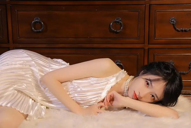 SNH48-蒋芸，一袭吊带长裙优雅迷人，浪漫又唯美