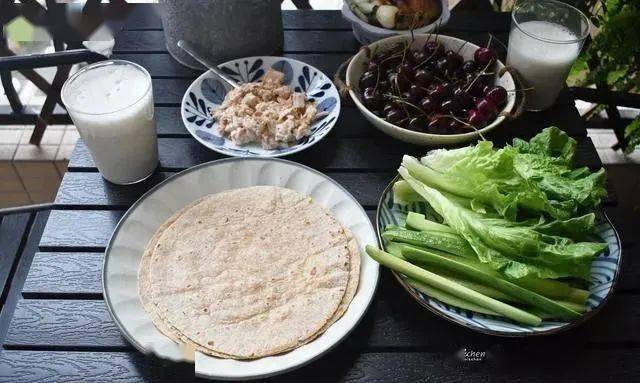 抬头做了全麦卷饼，馅料简单，清爽不油腻，一家人吃得很满足